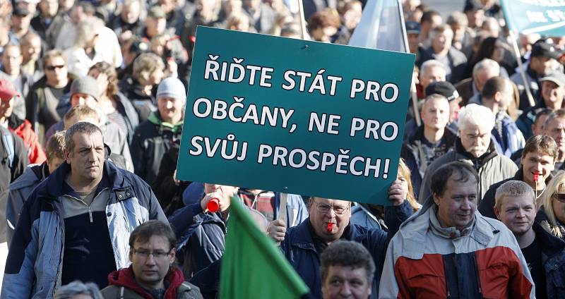 Před úřadem vlády protestovalo ve středu téměř 2000 odpůrců útlumu těžby