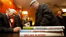 Prezident Václav Klaus podepisuje svou novou knihu