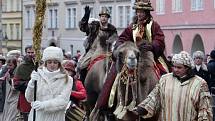 Průvod Tří králů na velbloudech za hudebního doprovodu z Hradčanského náměstí na náměstí Loretánské.