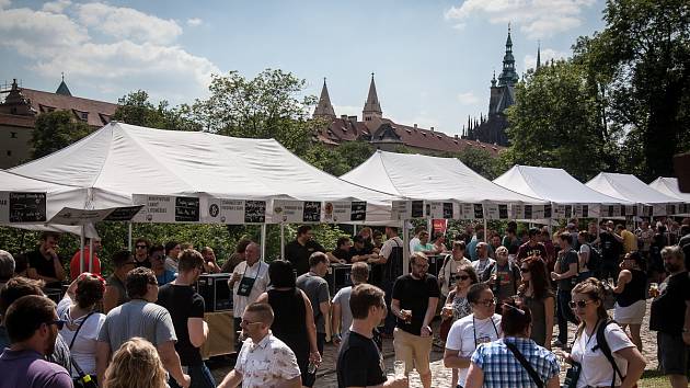 Festival minipivovarů na Pražském hradě.