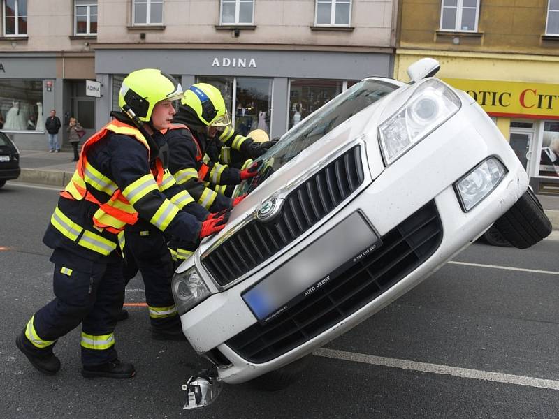 Auto se převrátilo na střechu. 