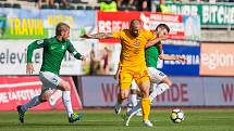 Zápas 4. kola první fotbalové ligy mezi týmy FK Jablonec a FK Dukla Praha se odehrál 20. srpna na stadionu Střelnice v Jablonci nad Nisou. Na snímku zleva Tomáš Hübschman, Jan Holenda a Michal Trávník.