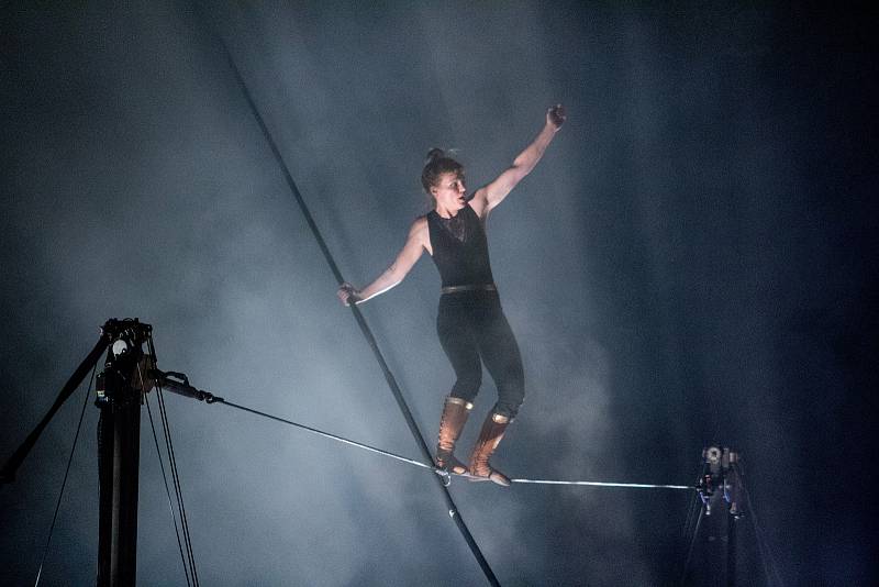 Festival adrenalinově zahájila provazochodkyně Johanne Humblet, která na Open Air scéně vysoko nad hlavami diváků zdolává jeden risk za druhým. Za své vystoupení sklidila bouřlivý potlesk, diváků sedících na zemi v trávě arény pod širým nebem. Vystoupení 