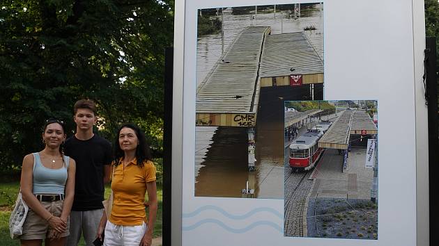 Na Kampě u Sovových mlýnů je k vidění fotografická výstava připomínající povodně v roce 2002. Na výstavu se přišli podívat i Marcovi.