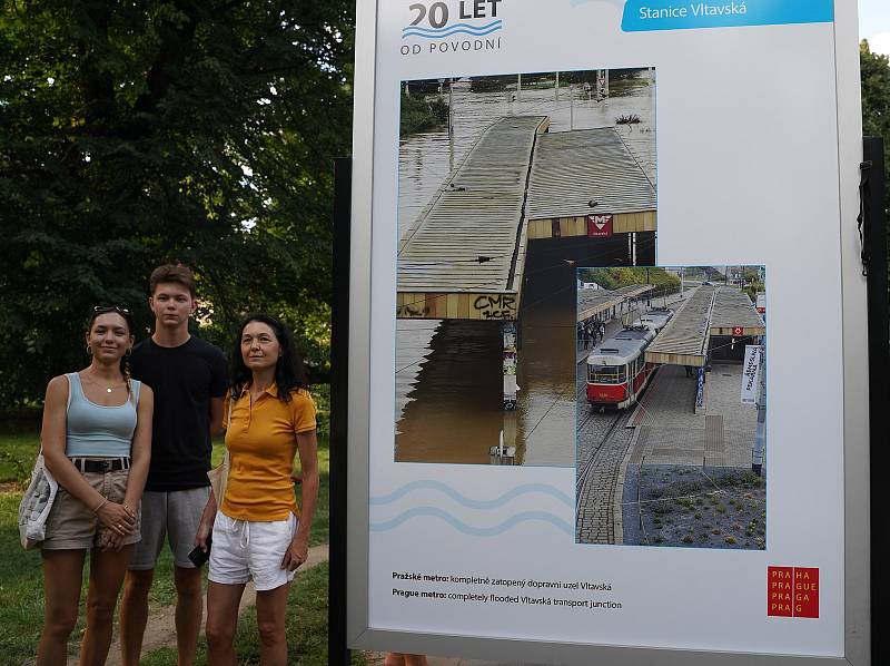 Na Kampě u Sovových mlýnů je k vidění fotografická výstava připomínající povodně v roce 2002. Na výstavu se přišli podívat i Marcovi.