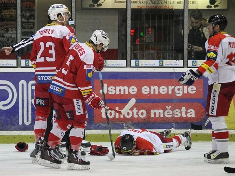 4. kolo baráže o hokejovou extraligu: HC Slavia Praha - HC Olomouc 2:1 (1:0, 0:1, 1:0).