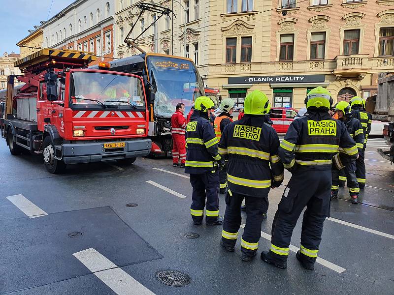 Nehoda tramvaje a nákladního vozidla ve Francouzské ulici v Praze