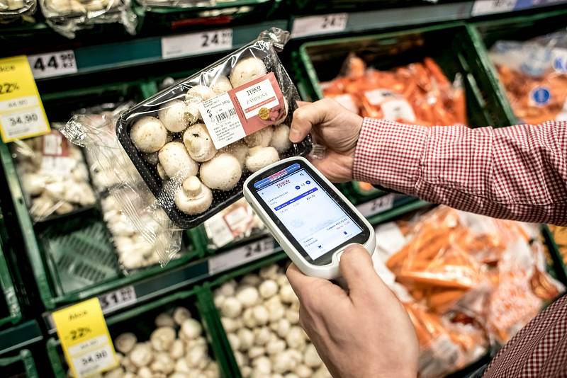 Novinka pro ulehčení nakupování Scan and Shop v supermarketu Tesco v pražském Edenu 12. února.