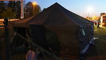 Z výstavby stanového městečka pro uprchlíky z Ukrajiny v pražské Troji.
