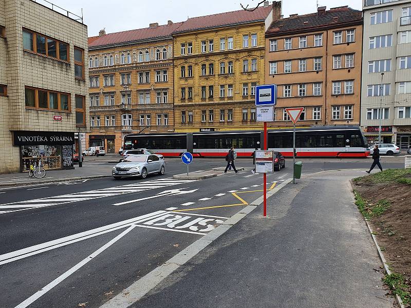 Autobusová linka staví v ulici Siwiecova. Zastávka Viktoria Žižkov je konečná.