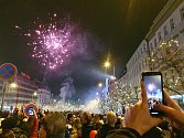 Půlnoční oslavy v Praze.
