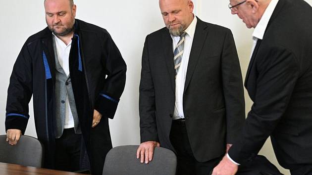 Obžalovaný řidič tahače Miroslav K. (uprostřed) čeká na začátek jednání u Obvodního soudu pro Prahu 5, 6. května 2022, Praha.
