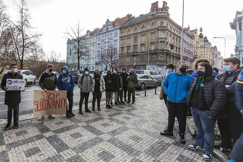 Demonstrace proti zrušení kralupské střední odborné školy a učiliště před budovou Krajského úřadu Středočeského kraje na pražském Smíchově.