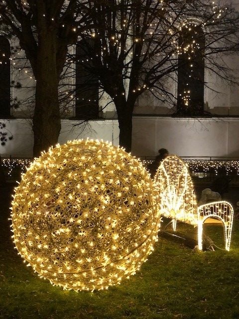 Praha svítí! V Čakovicích mají i vánoční 3D ozdoby. Podívejte se - Pražský  deník