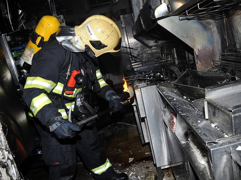 Požár v kuchyni restaurace v nákupní centru na Proseku