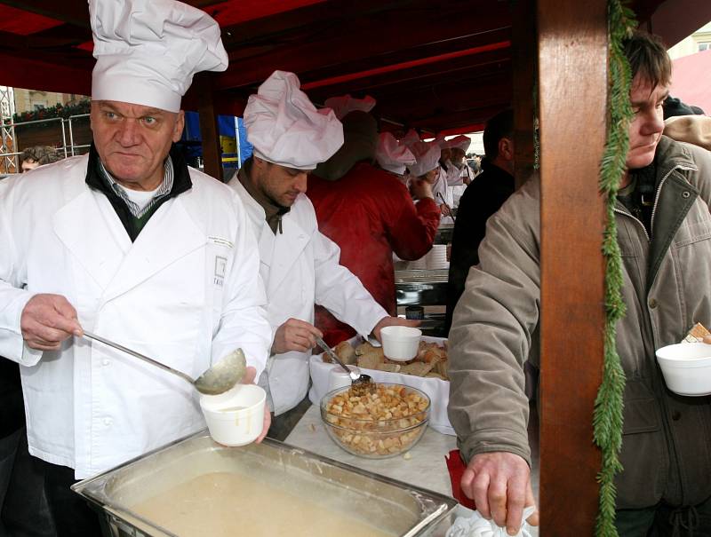 Rozlévání rybí polévky na Staroměstském náměstí