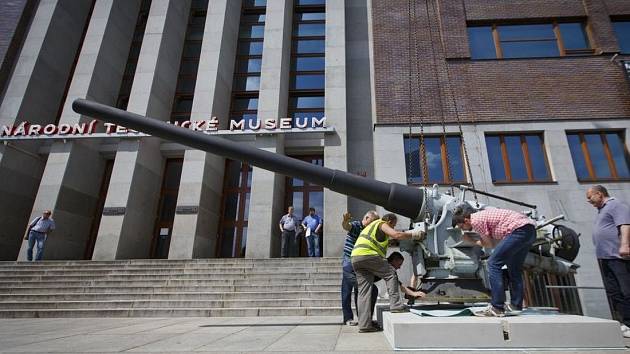 Před budovou Národního technického muzea v Praze bylo 26. května nainstalováno pobřežní dělo  – 15 cm pobřežní kanón d/50 z roku 1899, a to v souvislosti s přípravou výstavy Naše moře…Rakousko-uherské válečné námořnictvo