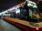 Praha má opět vánočně vyzdobenou tramvaj.