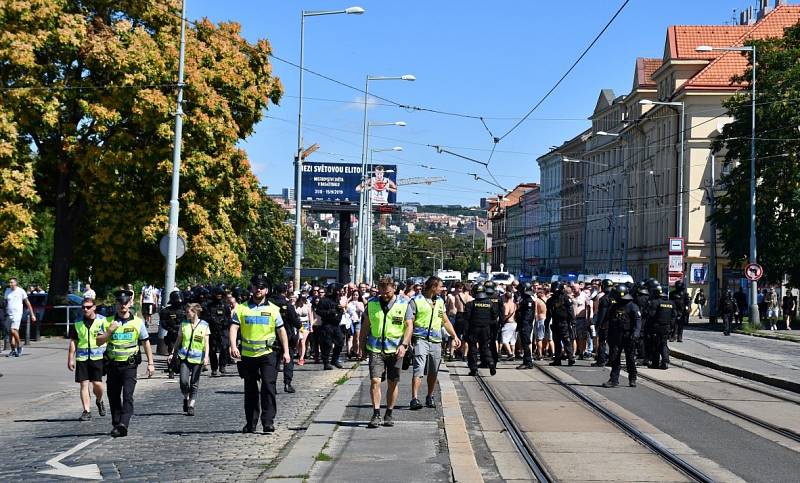 Pochod fanoušků Baníku Ostrava na Letnou.