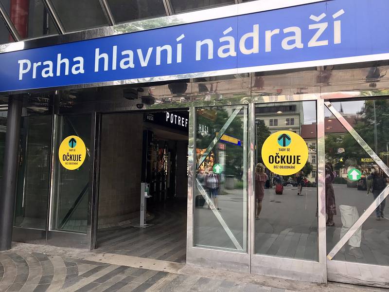 Na hlavním nádraží v Praze se očkuje bez rezervace.