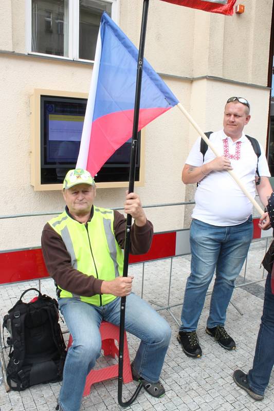 Zastupitelstvo Prahy 6 projednávalo 12. září 2019 osud sochy maršála Koněva. Sešli se zde i odpůrci zakrytí či přemístění.