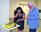 Narozeninový dort rozkrojila ředitelka Kartografie Praha Milada Svobodová a ředitel VÚGTK Karel Raděj. Díky společné minulosti obou podniků se rozhodli oslavit výročí dohromady.