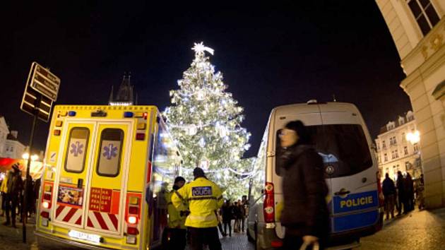 Policisté a záchranáři dohlížejí na adventní trhy. Ilustrační foto. 