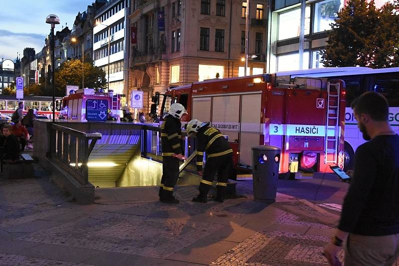 Ochromení provozu na zelené lince metra A si v pondělí večer vyžádal falešný bombový poplach spojený s nálezem podezřelého zavazadla v přestupní stanici Můstek.