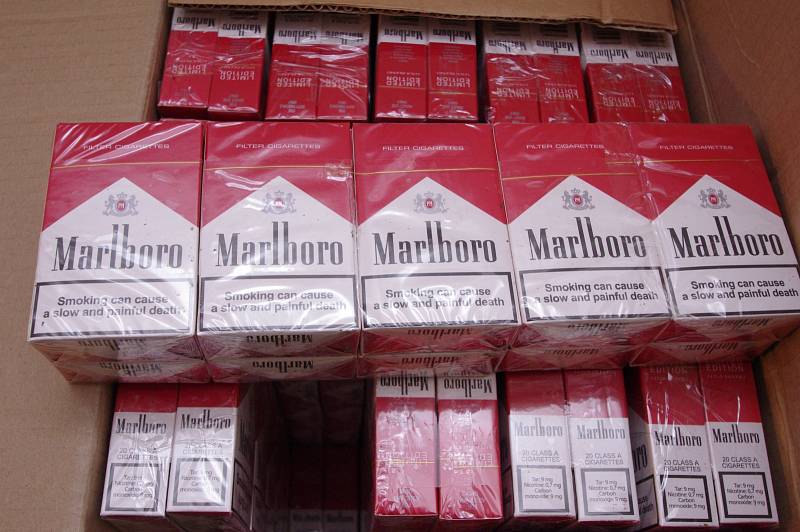Úlovek byl bohatý: celníci z odboru pátrání zajistili téměř 20 tisíc krabiček nezdaněných cigaret, 10 kilogramů řezaného tabáku a k tomu ještě 200 litrů alkoholu.