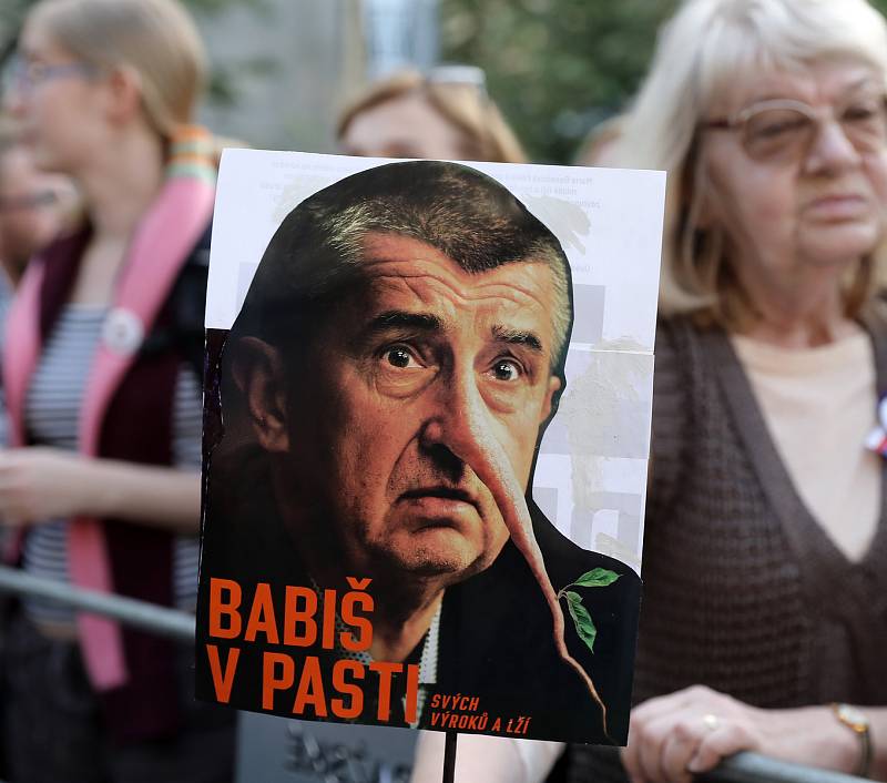 Demonstrace proti Marii Benešové a Andreji Babišovi 21. května 2019 na Václavském náměstí.