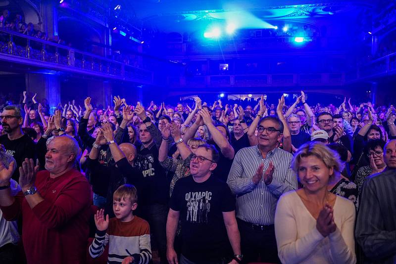 Z úvodního koncertu turné s názvem Respect Tour Vlak, co nikde nestaví ve vyprodané Lucerně v Praze u příležitosti 60. výročí založení kapely Olympic.