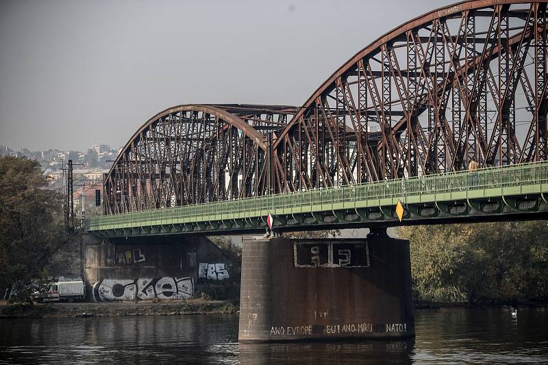 Slavnostní otevření lávky na Železničním mostě po rekonstrukci proběhlo 18. října v Praze.