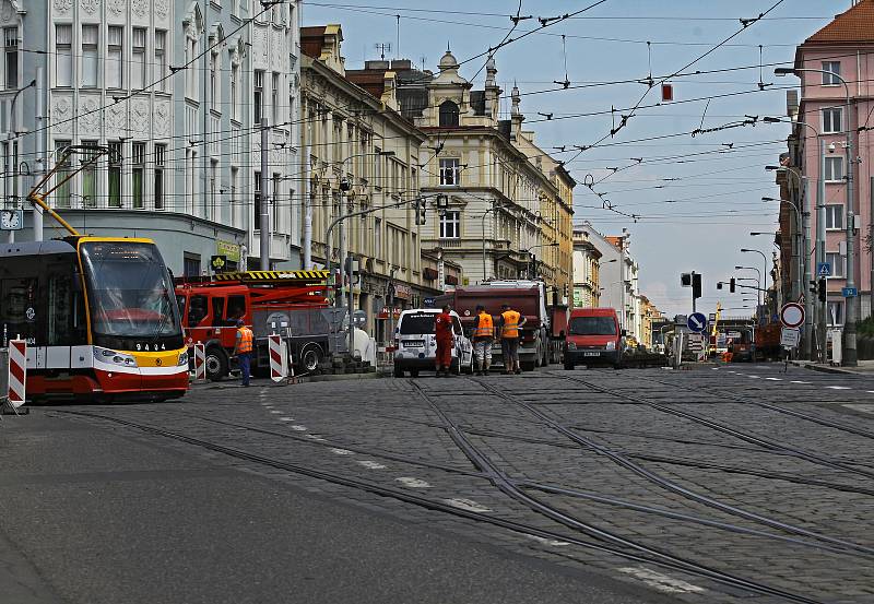 Současná Palmovka - špína, nepořádek, rozkopané ulice při rekonstrukci kolejí.