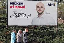 Předvolební kampaň, politické reklamy a billboardy v ulicích Prahy v roce 2018.