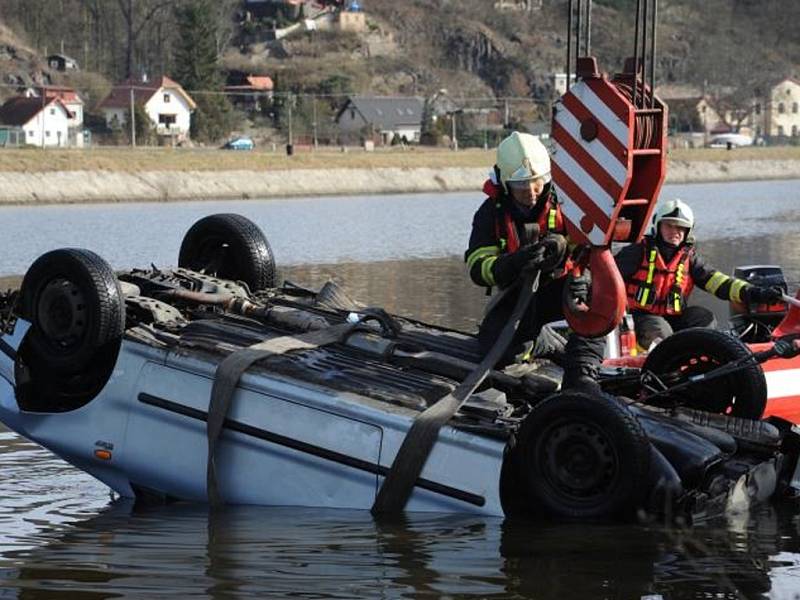 Vyproštění automobilu z Vltavy.