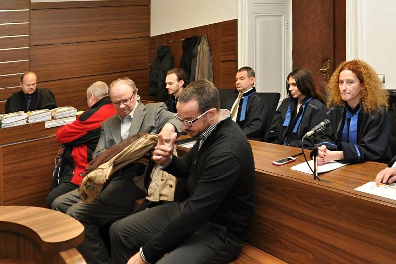 Městský soud v Praze projednával rozsáhlou kauzu vražd, daňových úniků, podvodů a zpronevěry, jíž vévodí nález těl dvou zavražděných lidí ve stodole v Záhornici na Nymbursku z října roku 2013.