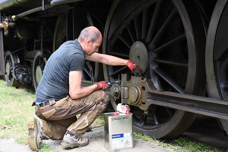 Z areálu Národního technického muzea u Masarykova nádraží z centru Prahy byla ve čtvrtek odvezena ke generální opravě parní rychlíková lokomotiva 464.102 s přezdívkou Ušatá.