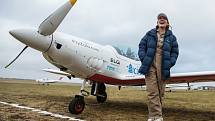 Pilotka Zara Rutherfordová usilující o světový rekord přistála na letišti Benešov.
