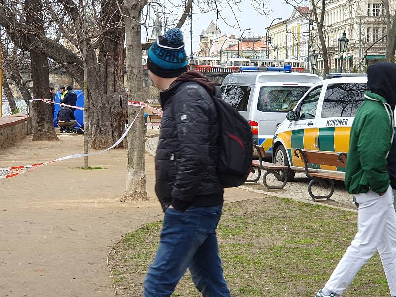 Policejní zásah na Žofíně při vyšetřování nálezu těla ve Vltavě.