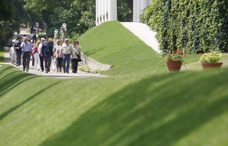 Po dvou a půl letech rekonstrukce se 20. června slavnostně za účasti prezidentského páru otevřely Jižní zahrady Pražského hradu. 