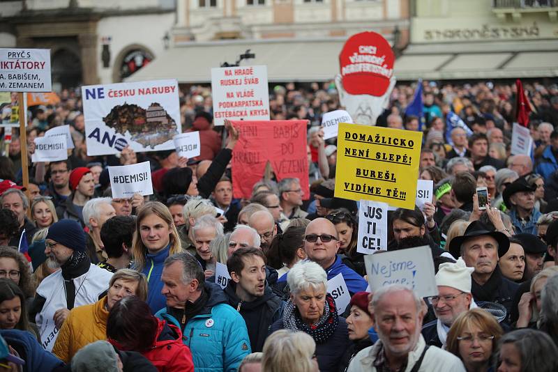 Lidé na Staroměstském náměstí v Praze demonstrují za nezávislost justice kvůli jmenování Marie Benešové ministryní spravedlnosti (6. května 2019).