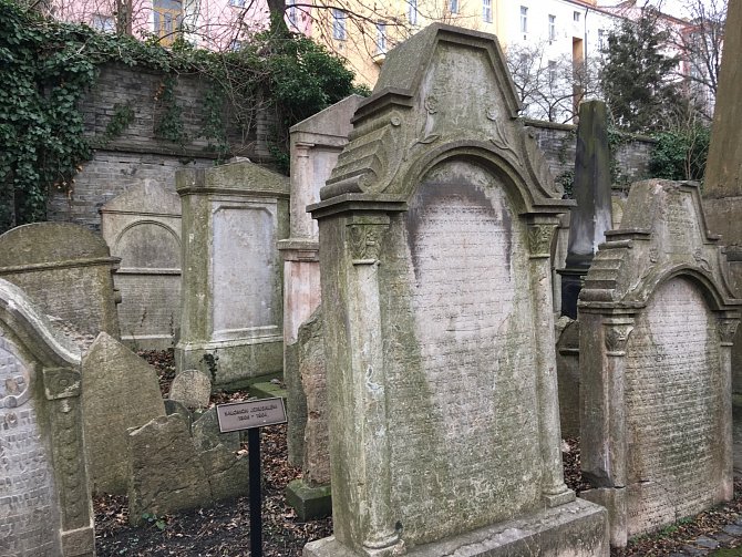 Židovský hřbitov na Žižkově najdete mezi paneláky a parkem