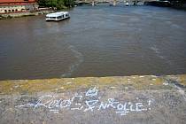 Neznámý vandal posprejoval 18. července 2021 část historického Karlova mostu v Praze.