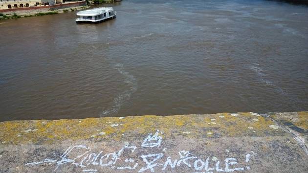Neznámý vandal posprejoval 18. července 2021 část historického Karlova mostu v Praze.