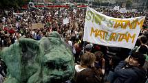 Několik tisíc studentů protestovalo 19. června v centru Prahy proti zavedení státních maturit.