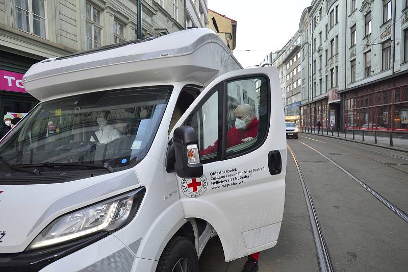 V Praze zahájil činnost mobilní tým, který bude očkovat především obyvatele domovů pro seniory.