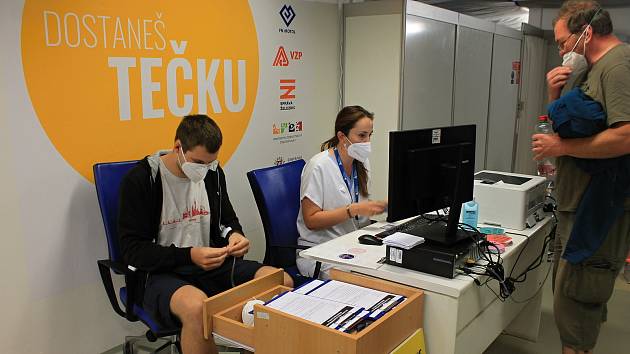 Očkování proti covidu-19 je možné podstoupit bez registrace  v Praze na hlavním nádraží a v obchodním centru Chodov.