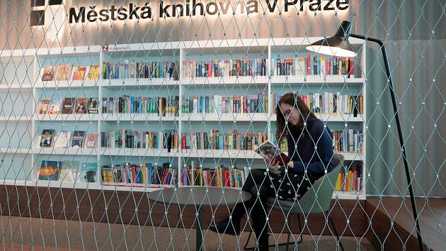 PODÍVEJTE SE: Rarita. Na Černém Mostě otevřela knihovna bez knihovníka -  Pražský deník