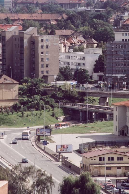 Povodně z roku 2002 v Praze. Další srovnávací snímek z okolí Dejvic.