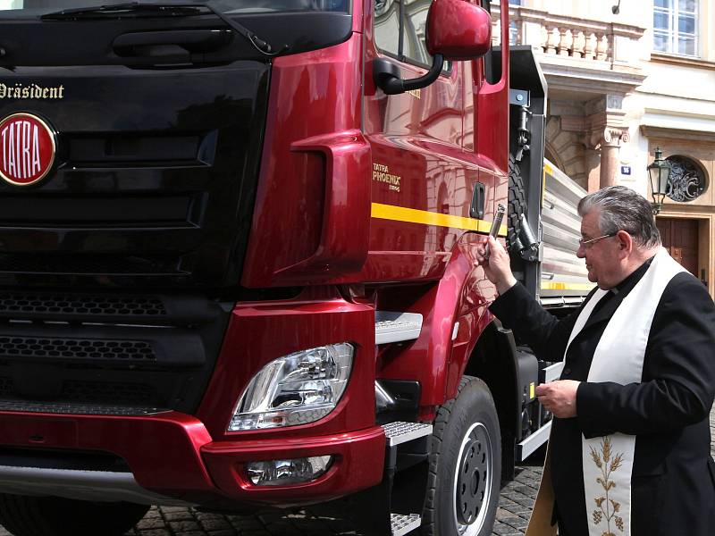 Kardinál Dominik Duka před Pražským hradem slavnostně požehnal automobilu TATRA PHOENIX PRÄSIDENT.